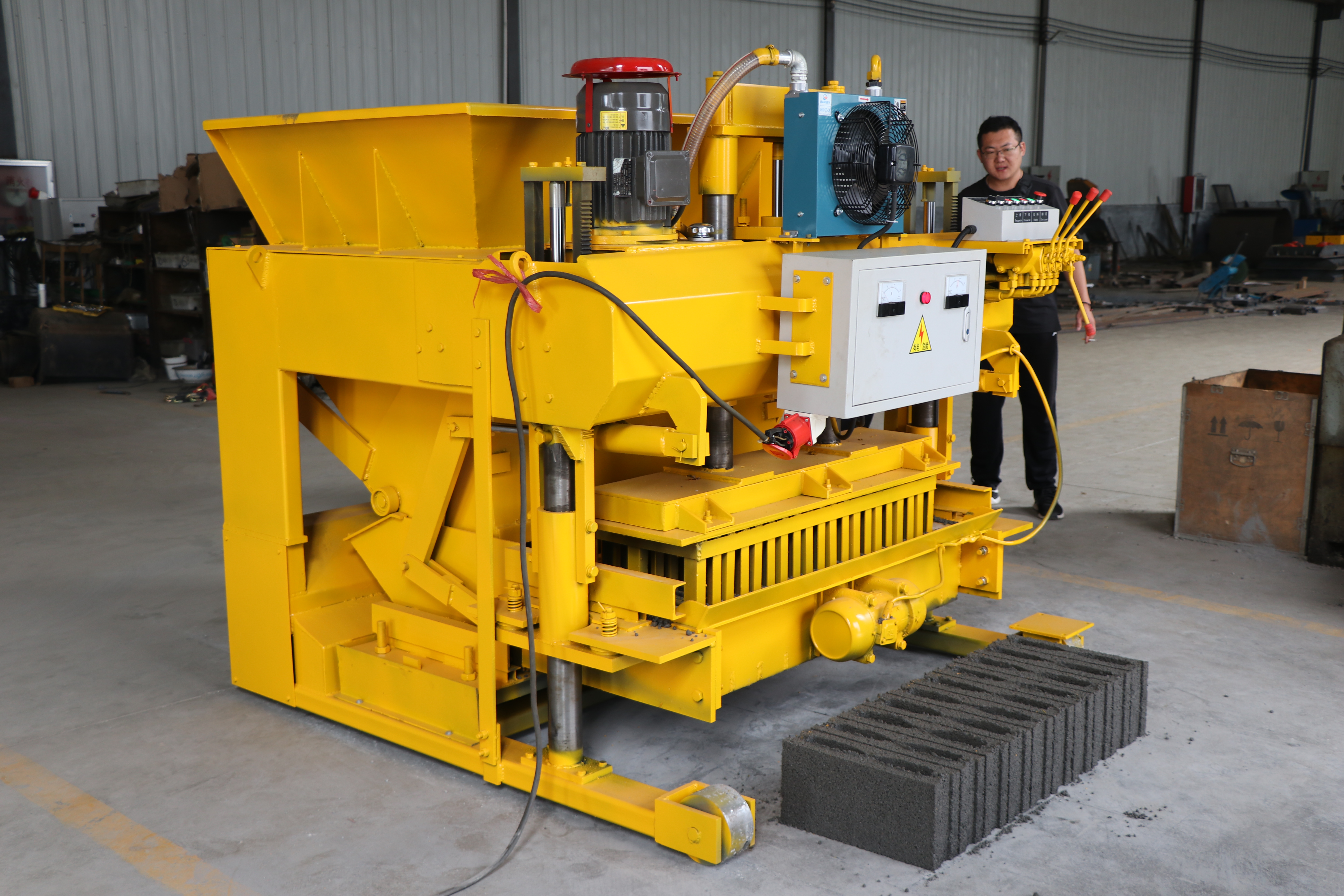 Interlámetro de cemento hueco Interlocking Brick Maquinery Automatic Cor Huevo Posting Huling Block Machine